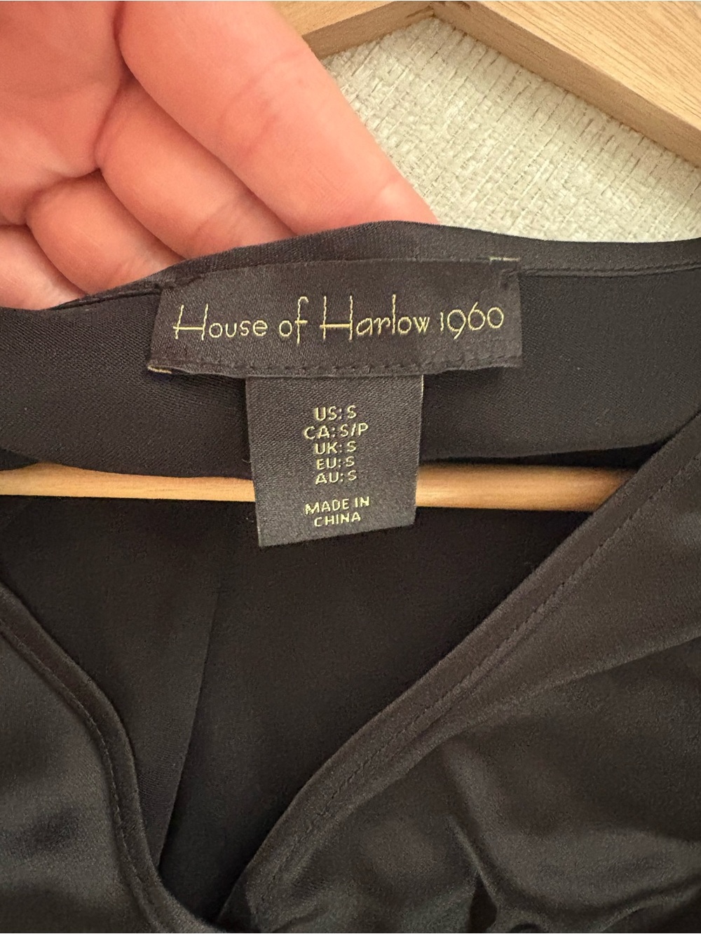 House of Harlow 1960 Black V-Neck Long Sleeve Satin Blouse - Picture 2 of 2